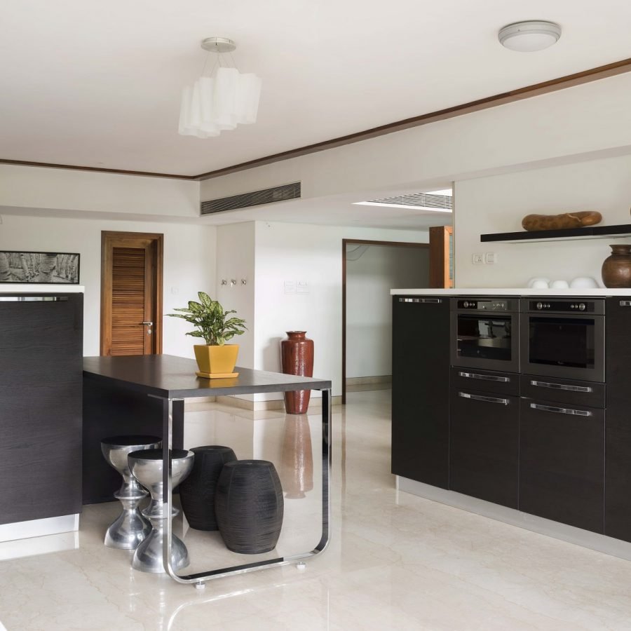 D60 - 5899 Sqft - Breakfast bar in the fitted open kitchen