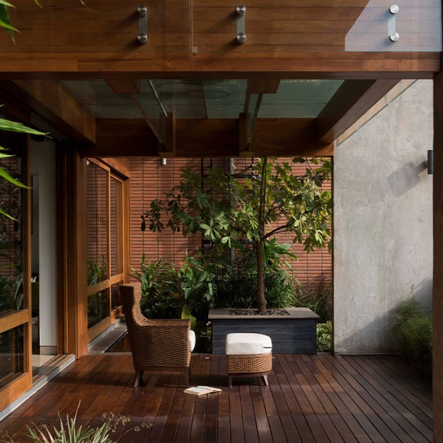 D60 - 5899 Sqft - Easy access to wooden deck & garden